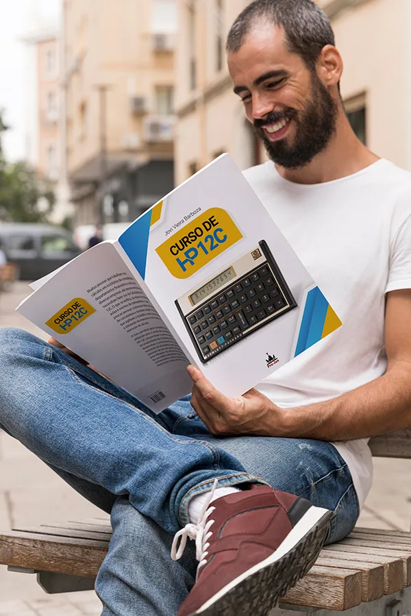 Homem lendo livro do curso de hp12c