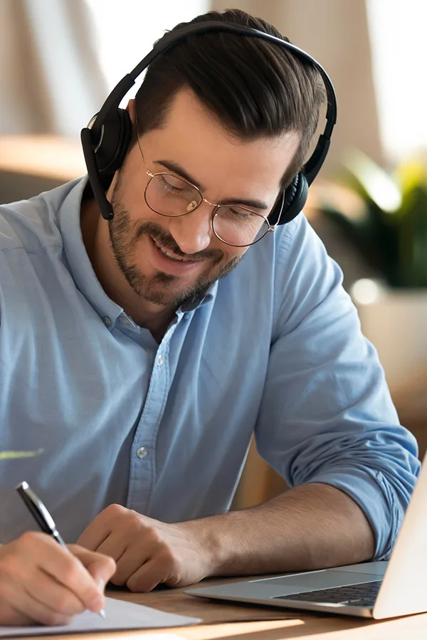 Homem com headset escrevendo