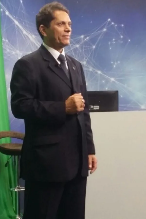 Jovi Vieira Barboza em pé de terno